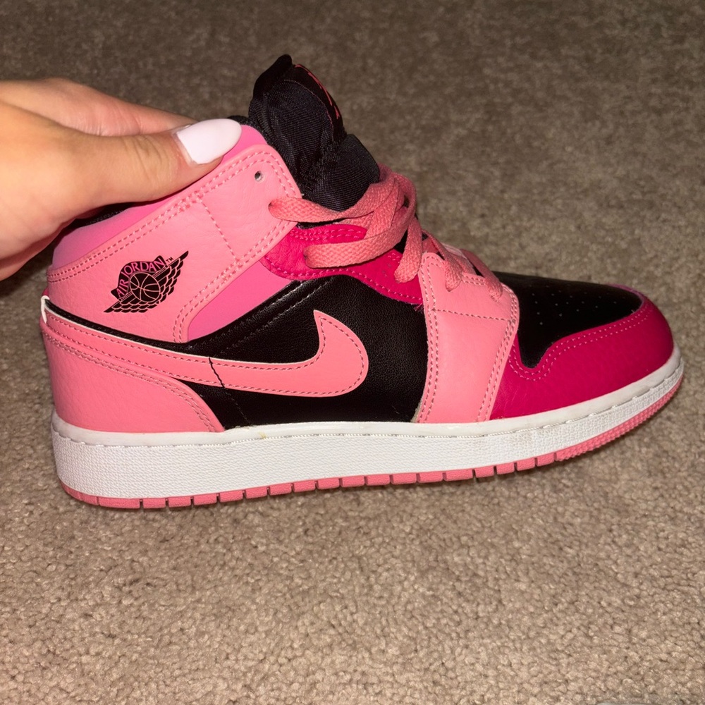 JORDAN 1 MID coral chalk kids size 6.5 barley worn with very minimal marks